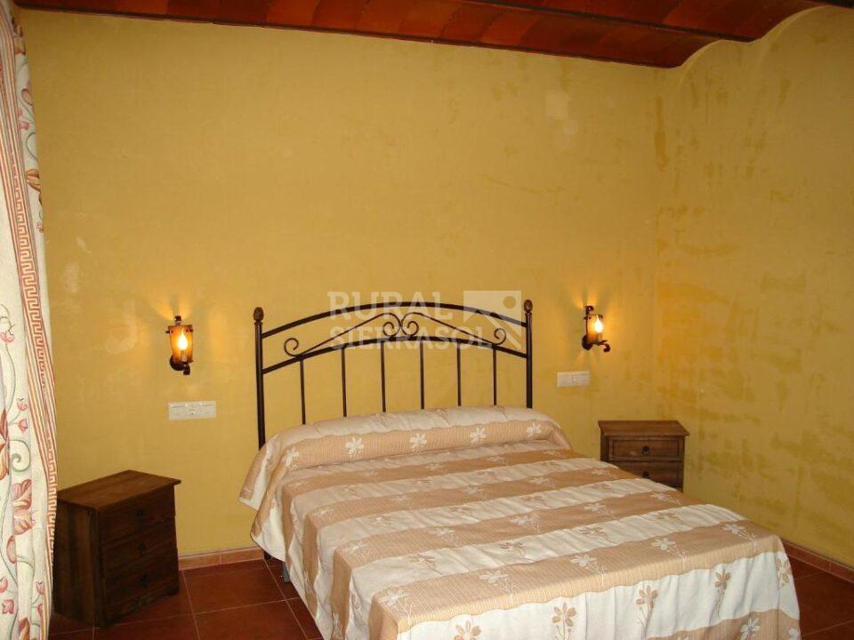 Habitación de matrimonio de casa rural en Algarinejo (Granada) referencia 0121