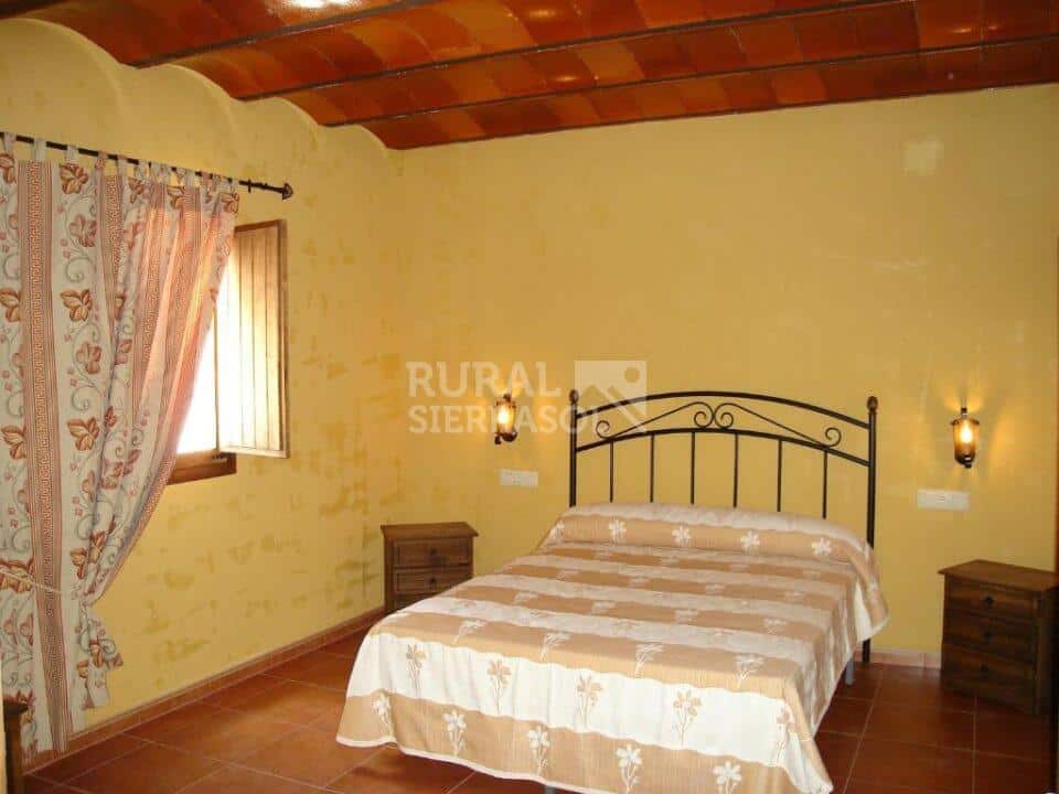 Cama de matrimonio y ventana de casa rural en Algarinejo (Granada) referencia 0121