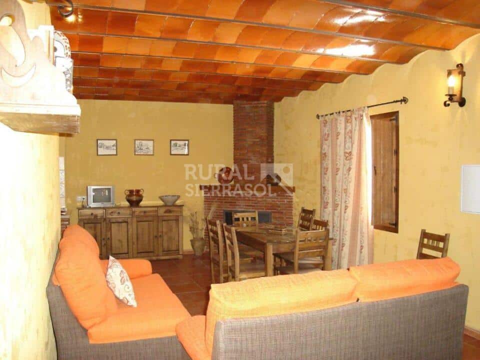 Salón con chimenea de casa rural en Algarinejo (Granada) referencia 0121