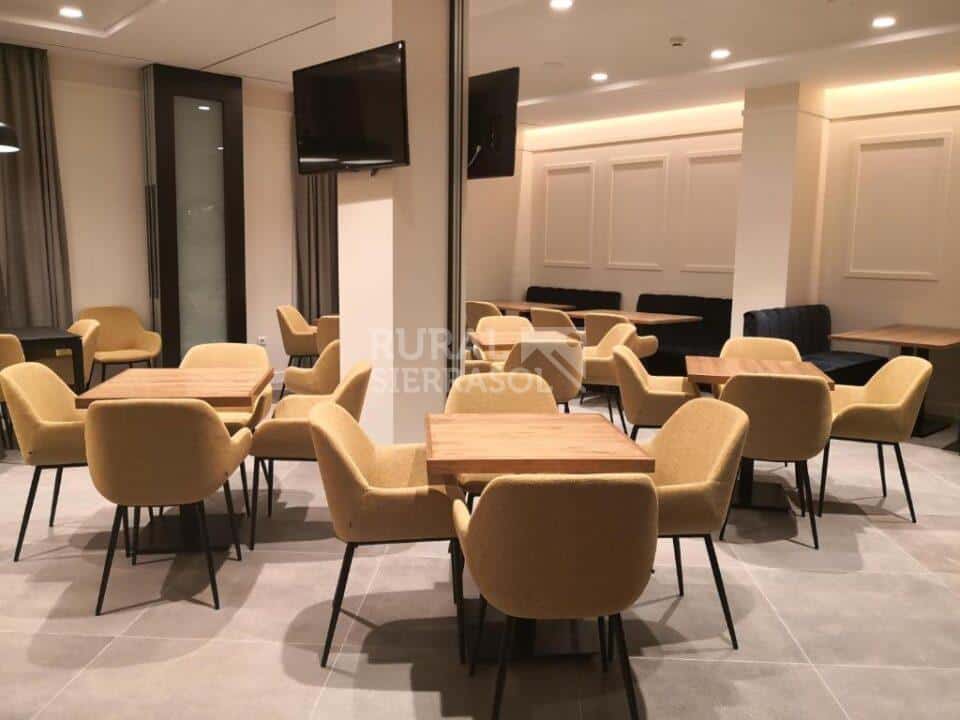 Mesas y televisores del salón de desayuno de casa rural en Ardales (Málaga) referencia 4108