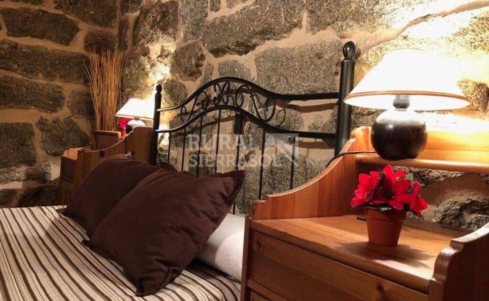 Cama y mesas de noche de casa rural en Navaluenga (Ávila) referencia 4073