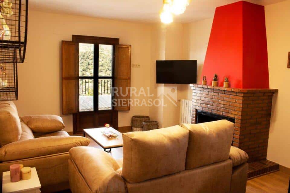 Salón y chimenea de casa rural en Bubión (Granada) referencia 4115