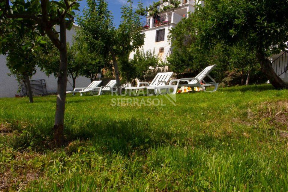 Zona de cesped de casa rural en Bubión (Granada) referencia 4115