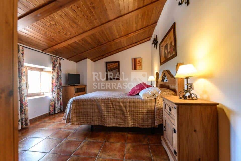 Habitación abuhardillada de casa rural en Taberno (Almería) referencia 0800