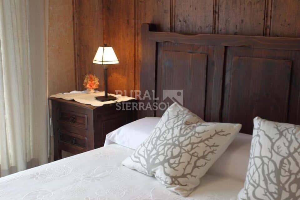 Cama y mesa de noche de casa rural en Navaluenga (Ávila) referencia 4071