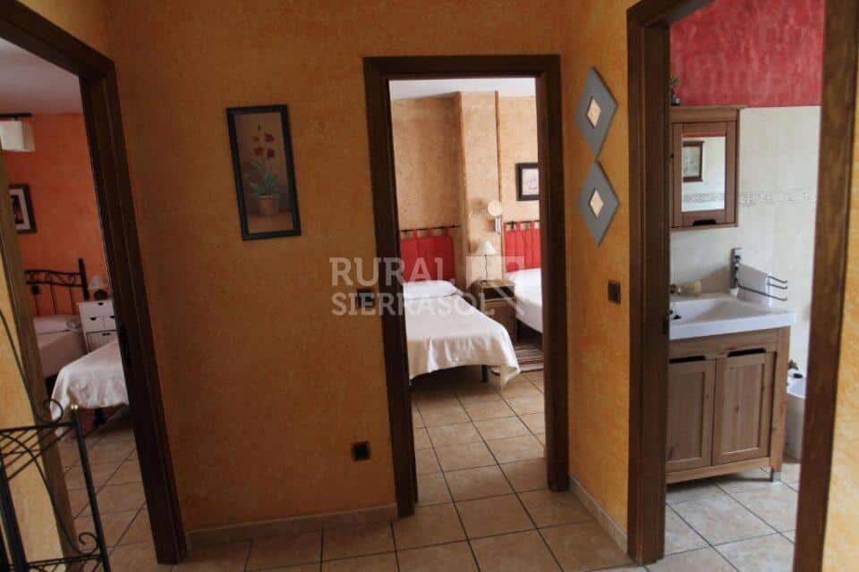Pasillo de casa rural en Navaluenga (Ávila) referencia 4071