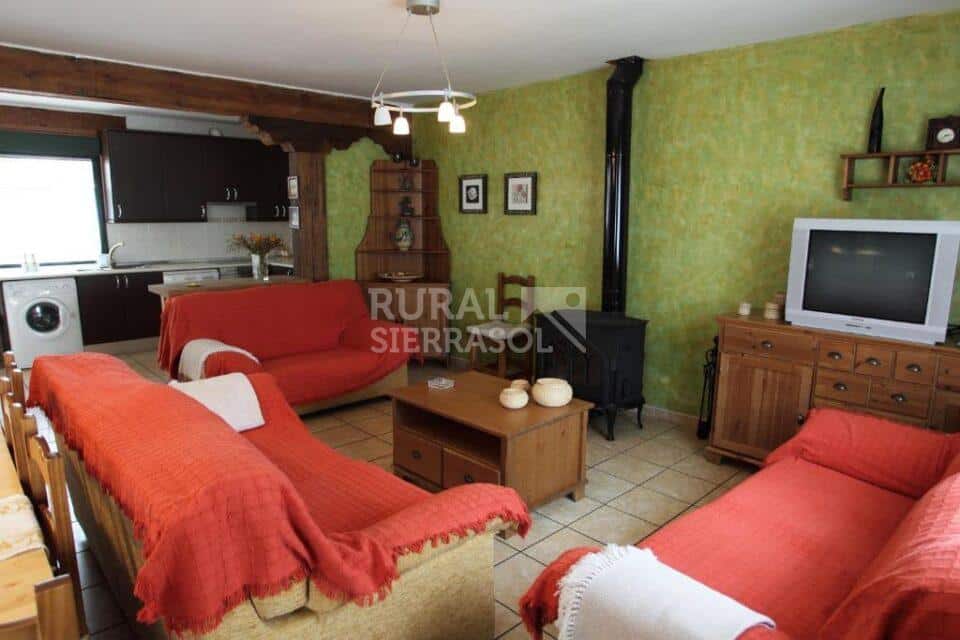 Salón con televisión y chimenea de casa rural en Navaluenga (Ávila) referencia 4071