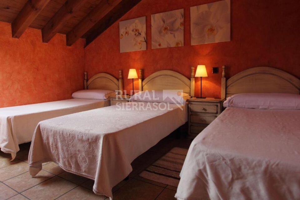 Tres camas de casa rural en Navaluenga (Ávila) referencia 4071