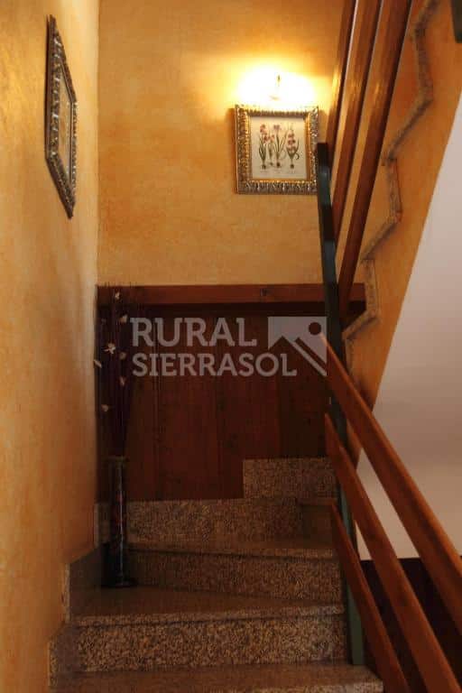 Escalera de casa rural en Navaluenga (Ávila) referencia 4071