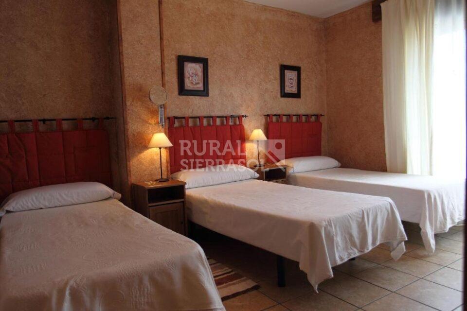 Habitación triple de casa rural en Navaluenga (Ávila) referencia 4071