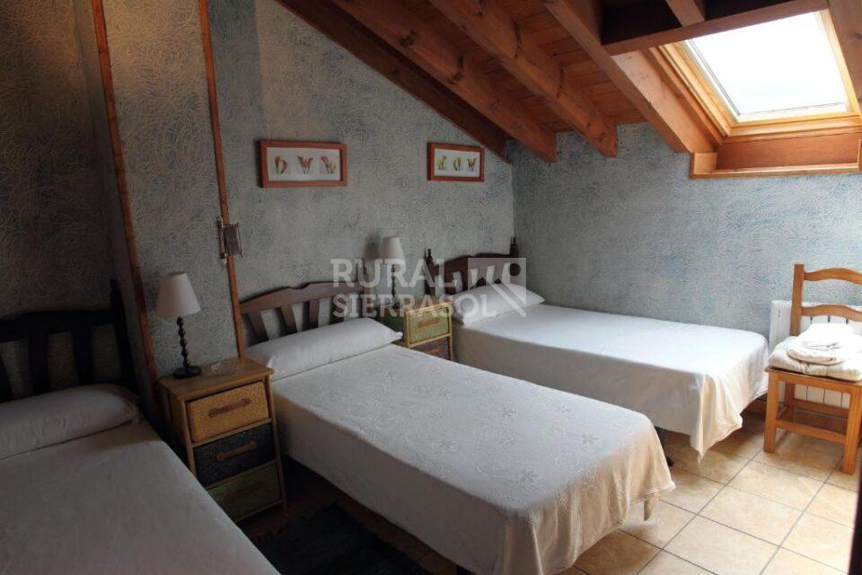 Habitación abuhardillada de casa rural en Navaluenga (Ávila) referencia 4071