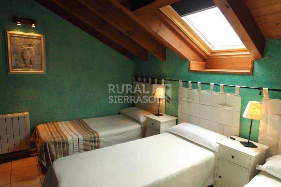 Habitación abuhardillada moderna de casa rural en Navaluenga (Ávila) referencia 4071