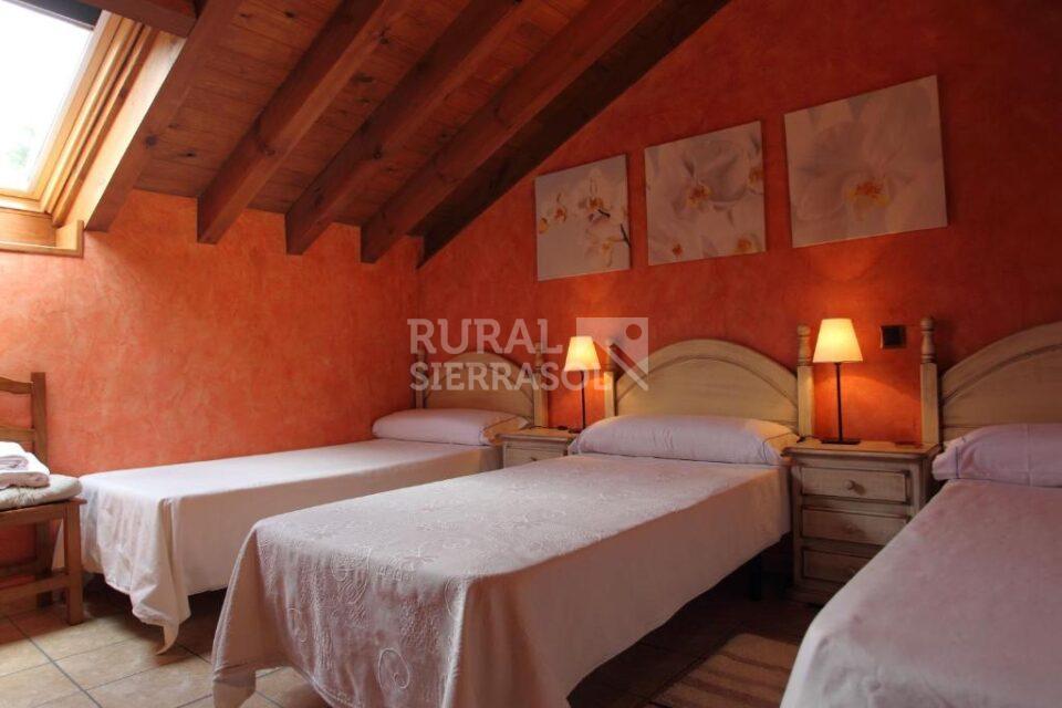 Habitación triple y rosa de casa rural en Navaluenga (Ávila) referencia 4071