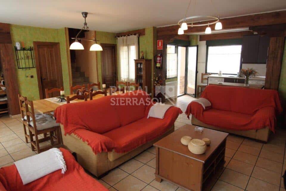 Salón y cocina de casa rural en Navaluenga (Ávila) referencia 4071