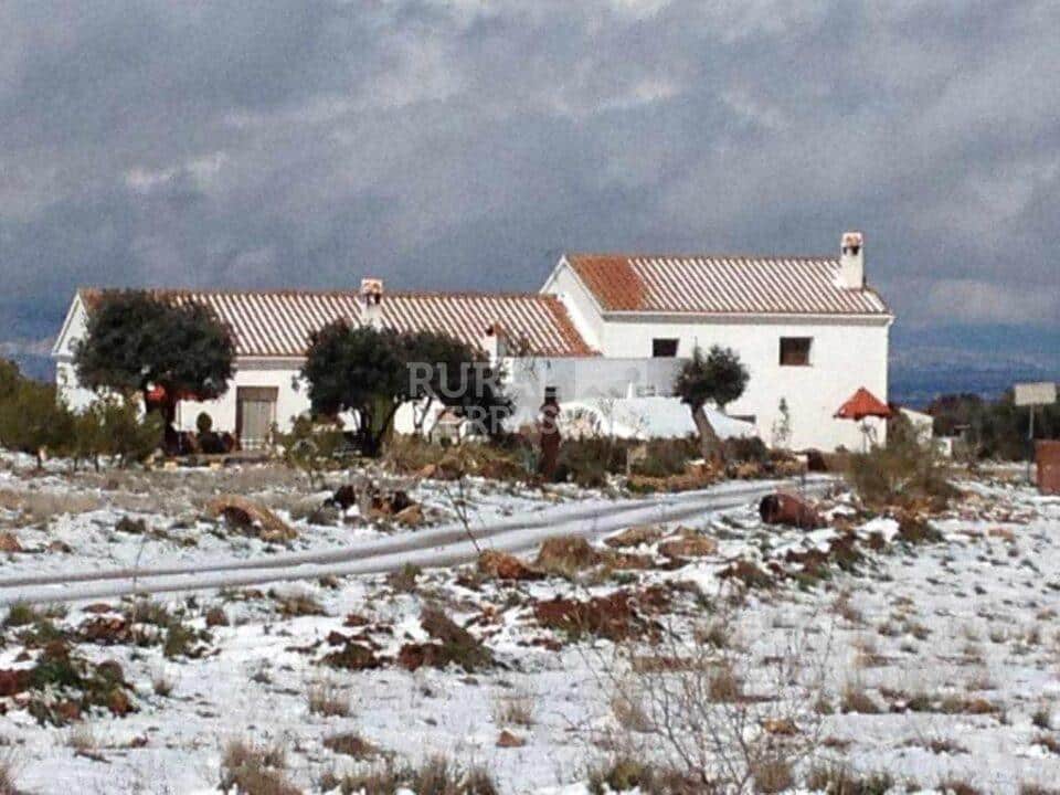 Exterior nevado de casa rural en Freila (Granada) referencia 0220