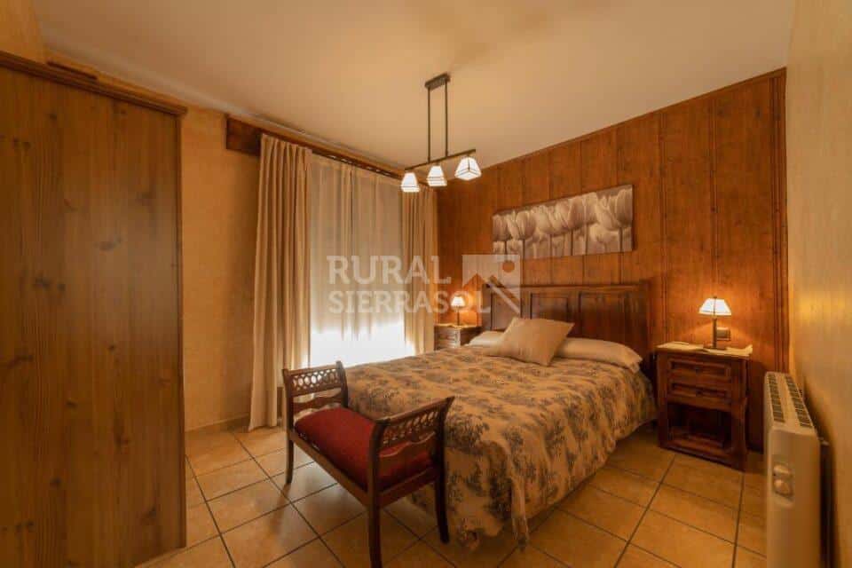 Dormitorio principal y armario de casa rural en Navaluenga (Ávila) referencia 4071