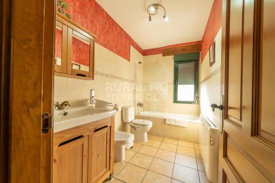 Baño completo de casa rural en Navaluenga (Ávila) referencia 4071