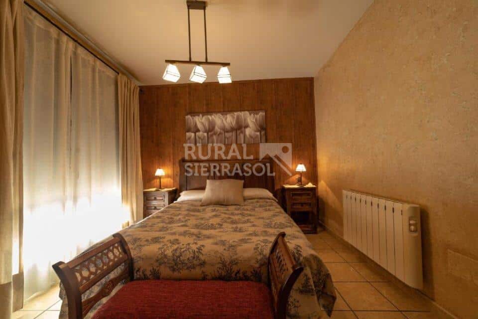 Cama principal de casa rural en Navaluenga (Ávila) referencia 4071