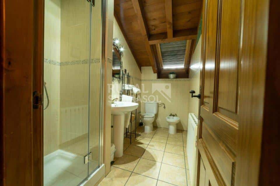 Baño pequeño de casa rural en Navaluenga (Ávila) referencia 4071