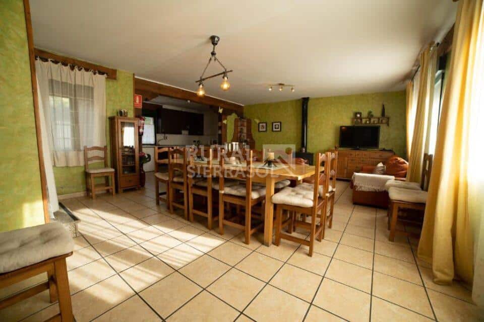 Comedor y cocina de casa rural en Navaluenga (Ávila) referencia 4071