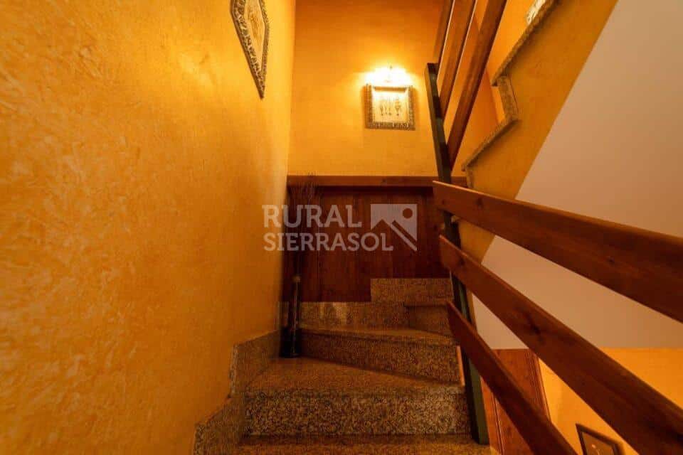 Escalera iluminada de casa rural en Navaluenga (Ávila) referencia 4071