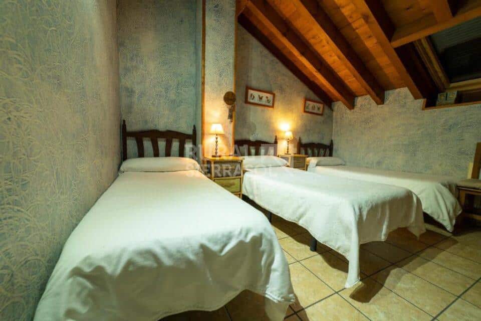 Habitación triple iluminada de casa rural en Navaluenga (Ávila) referencia 4071