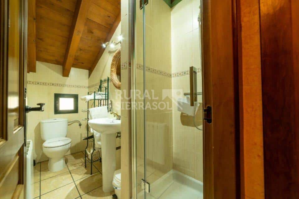 Baño con su ducha de casa rural en Navaluenga (Ávila) referencia 4071