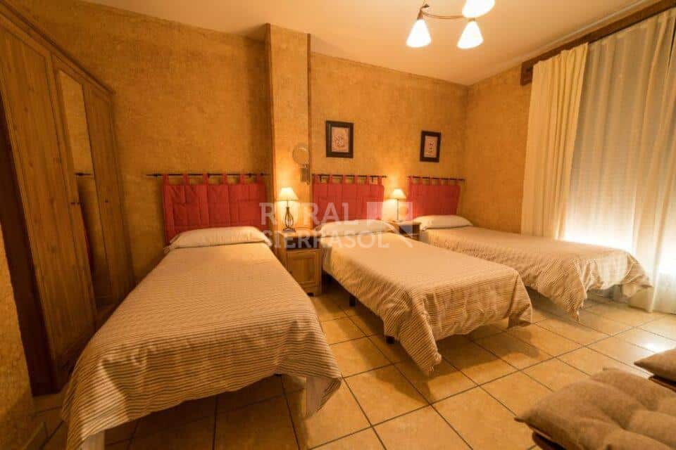 Habitación triple y su armario de casa rural en Navaluenga (Ávila) referencia 4071