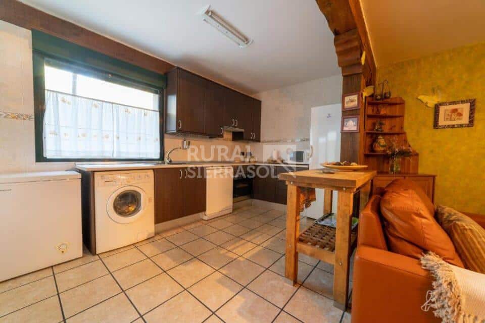 Cocina y sofá de casa rural en Navaluenga (Ávila) referencia 4071