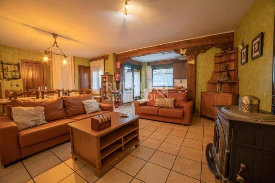 Salón y comedor iluminados de casa rural en Navaluenga (Ávila) referencia 4071