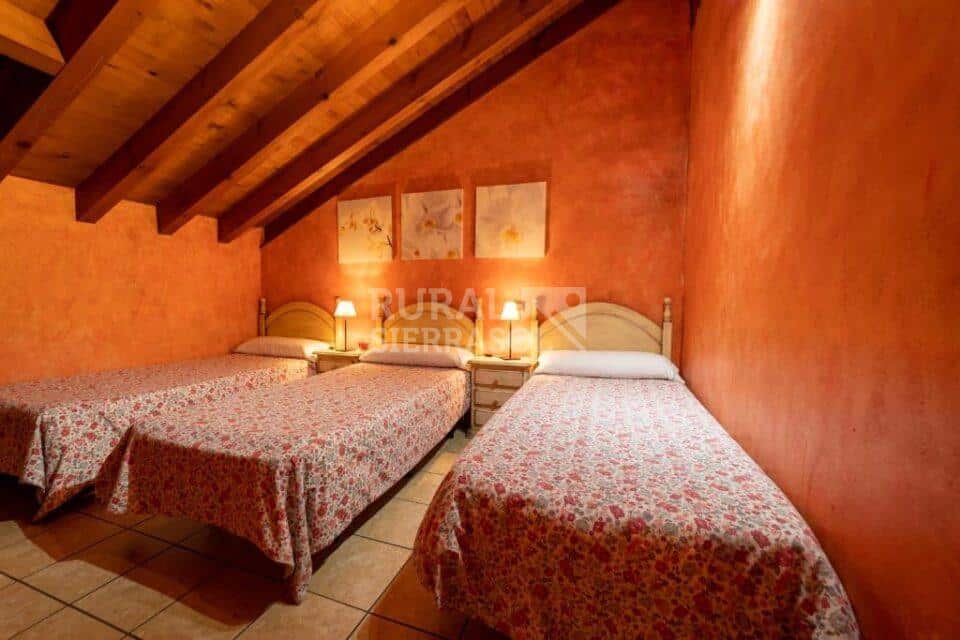 Habitación abuhardillada iluminada de casa rural en Navaluenga (Ávila) referencia 4071