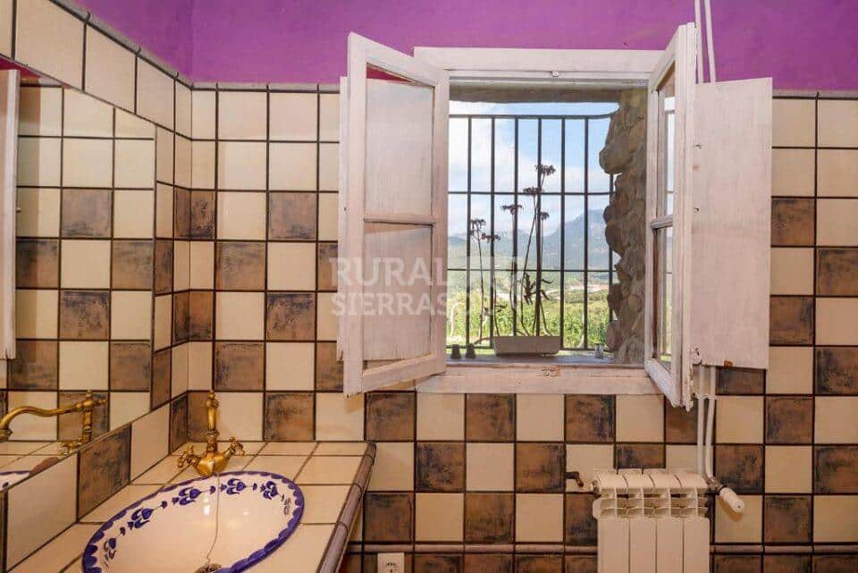 Ventana de baño de casa rural en Ubrique (Cádiz) referencia 524