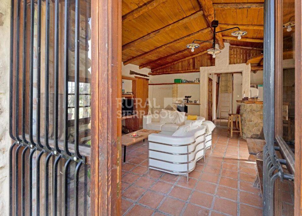 Salón desde exterior de casa rural en Ubrique (Cádiz) referencia 524