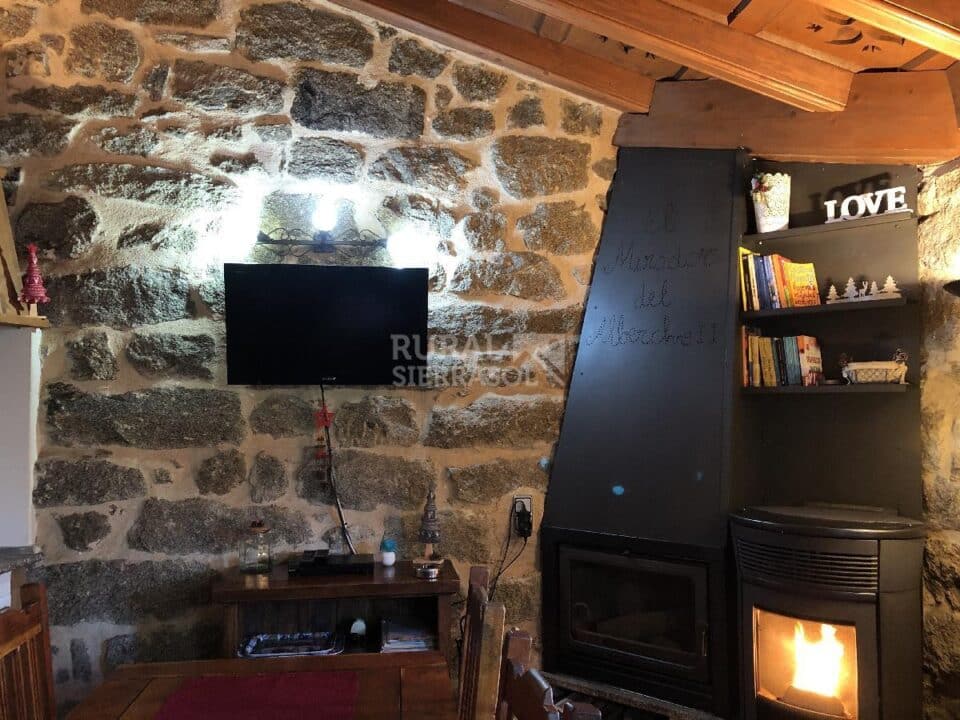 Chimenea y televisión de casa rural en Navaluenga (Ávila) referencia 4073