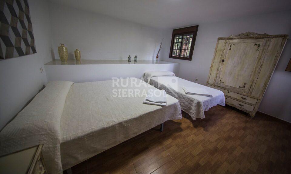 Dormitorio triple de casa rural en Benaoján (Málaga) referencia 4118