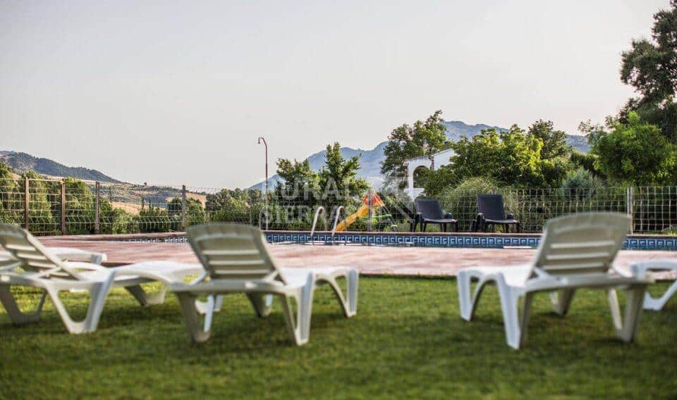 Zona de tumbonas de casa rural en Benaoján (Málaga) referencia 4118