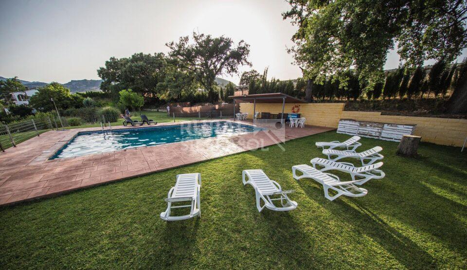 Hamacas en piscina de casa rural en Benaoján (Málaga) referencia 4118