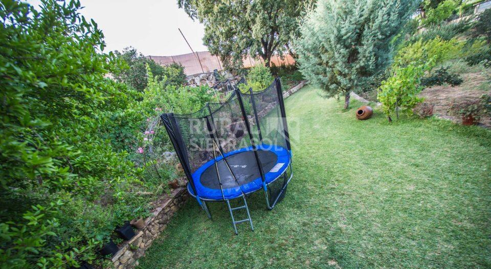 Cama elástica en jardín de casa rural en Benaoján (Málaga) referencia 4118
