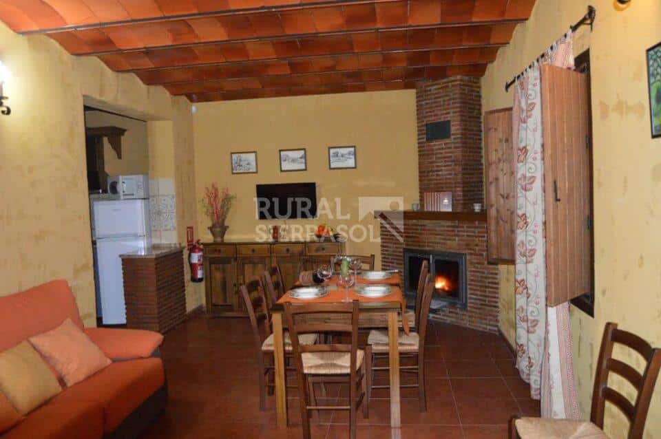 Comedor y chimenea de casa rural en Algarinejo (Granada) referencia 0121