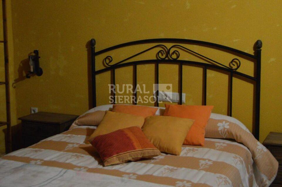 Cama con cojines de casa rural en Algarinejo (Granada) referencia 0121