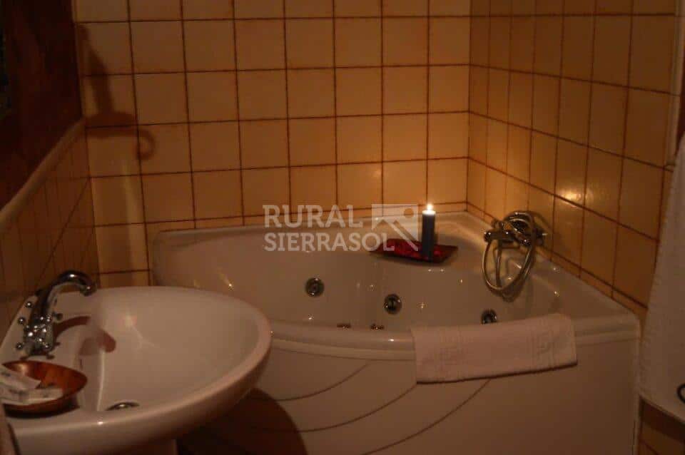Bañera hidromasaje con velas de casa rural en Algarinejo (Granada) referencia 0121