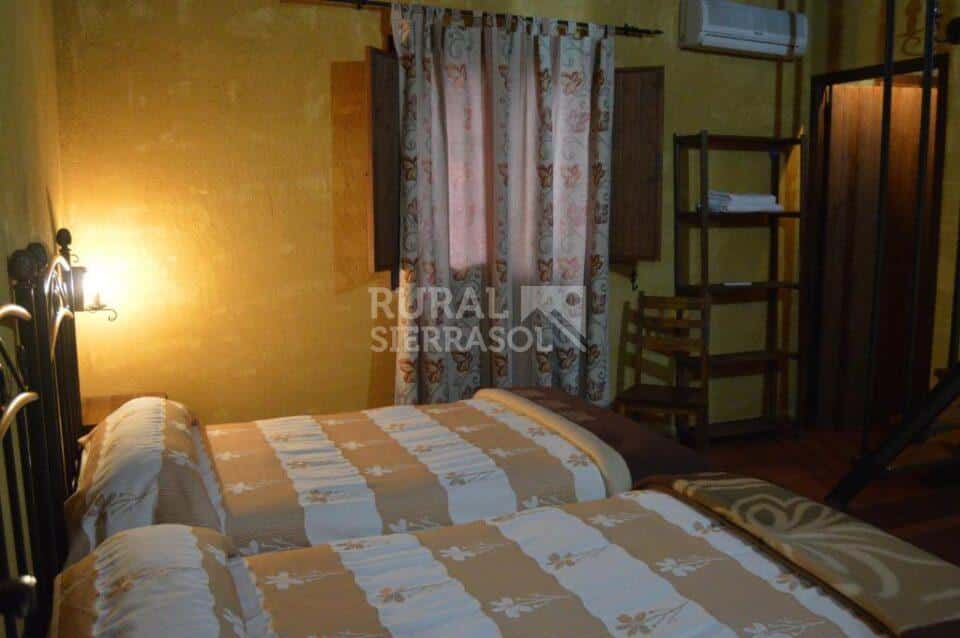 Habitación doble con ventana de casa rural en Algarinejo (Granada) referencia 0121
