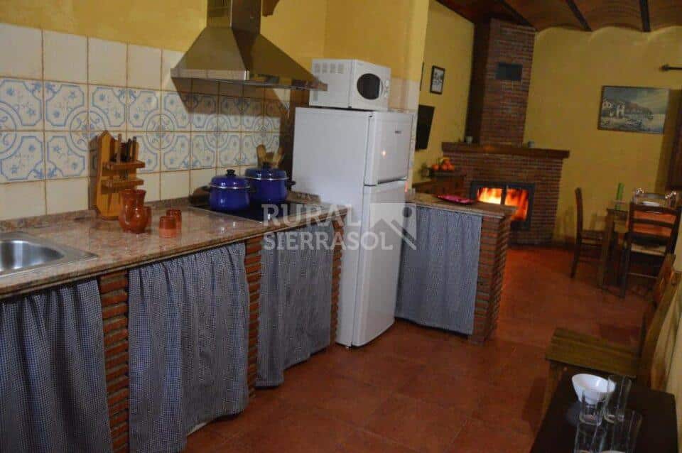 Cocina y chimenea de casa rural en Algarinejo (Granada) referencia 0121