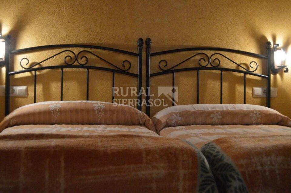 Dos camas juntas de casa rural en Algarinejo (Granada) referencia 0121