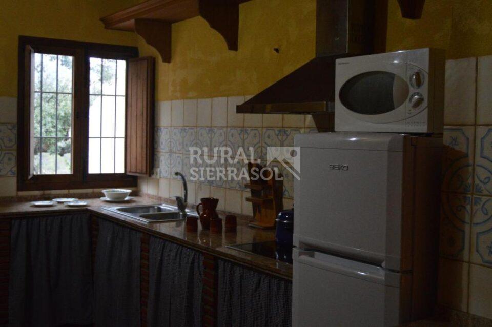 Cocina y ventana de casa rural en Algarinejo (Granada) referencia 0121