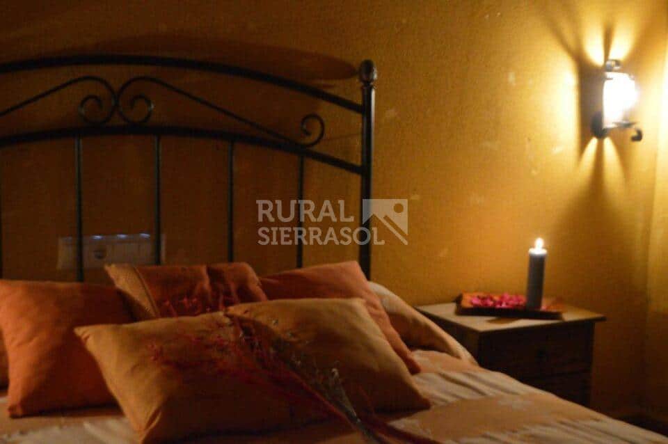 Cama y mesa de noche de casa rural en Algarinejo (Granada) referencia 0121