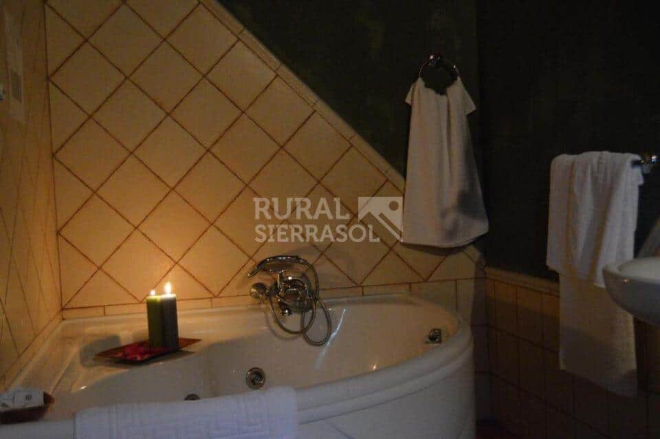 Bañera hidromasaje con poca luz de casa rural en Algarinejo (Granada) referencia 0121