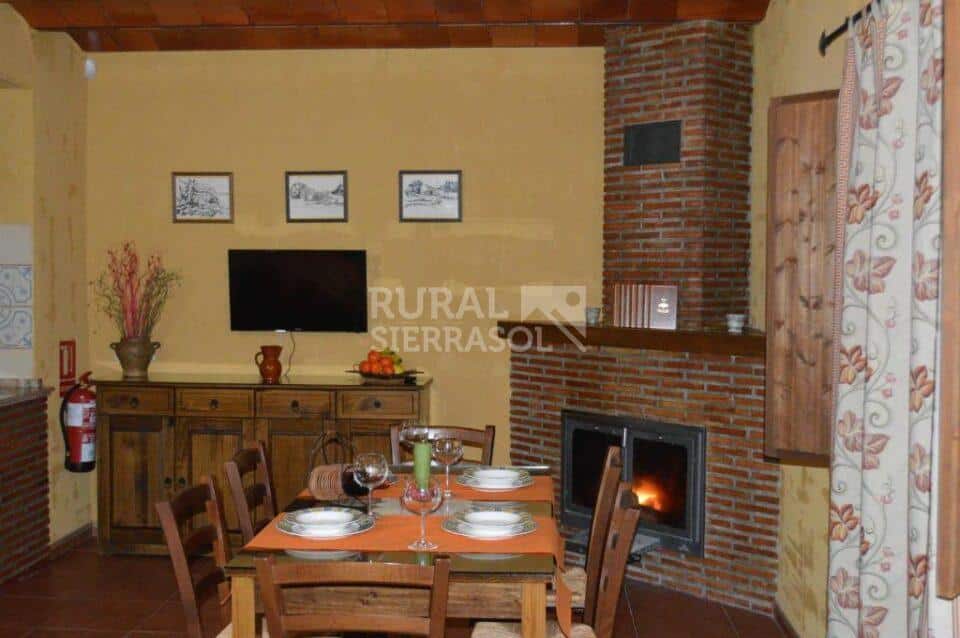 Comedor con televisión y chimenea de casa rural en Algarinejo (Granada) referencia 0121