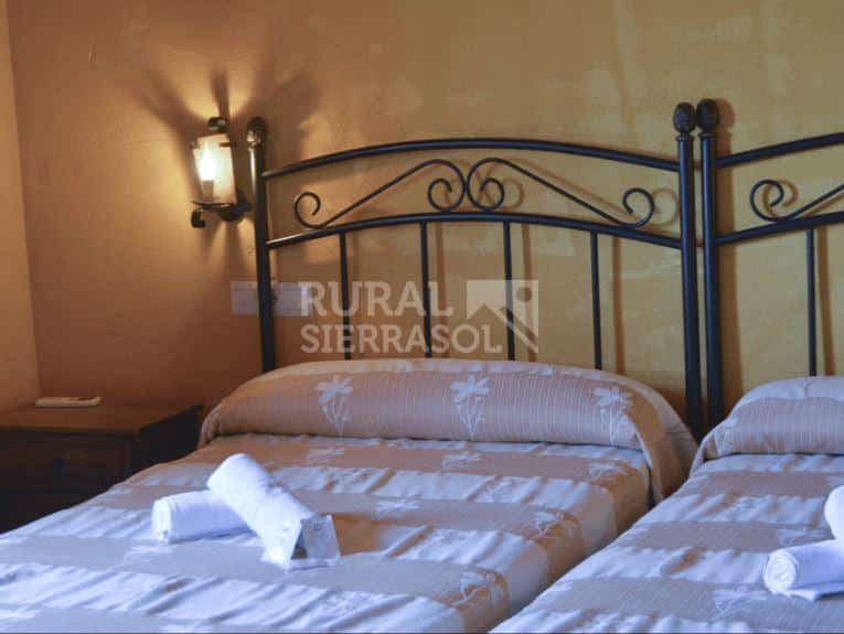 Camas con toallas de casa rural en Algarinejo (Granada) referencia 0121