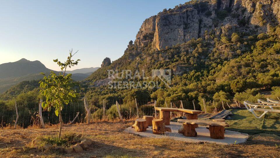 Mesa exterior y asientos de Casa rural en Ubrique (Cádiz)- 0524